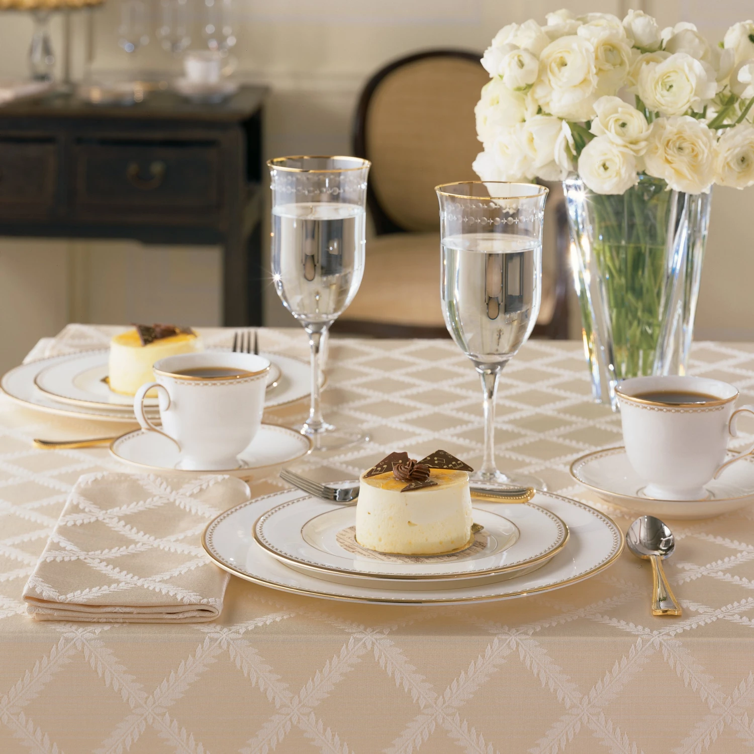 6372536_wHR.jpg Lenox Laurel Leaf 70" X 144" Tablecloth