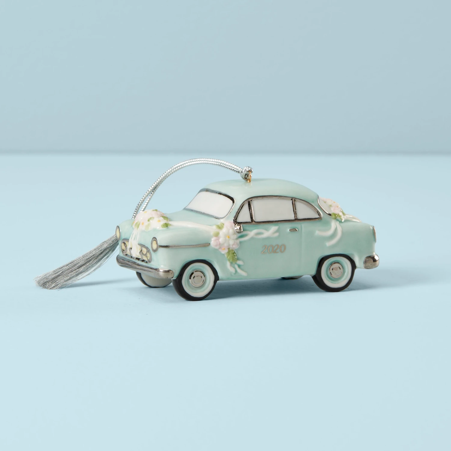 890944_w10.jpg Lenox 2020 Just Married Vintage Car Ornament