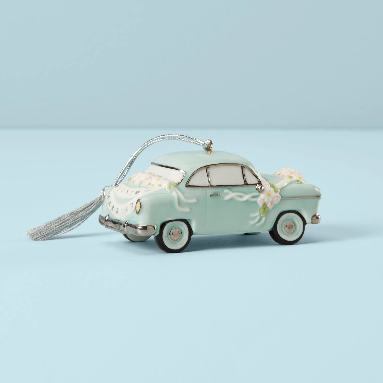 890944_w11.jpg Lenox 2020 Just Married Vintage Car Ornament